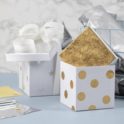 Una caja decorada con lámina decorativa.