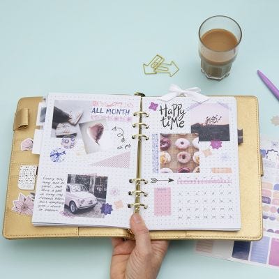 Una visión general mensual en un Bullet Journal y una agenda
