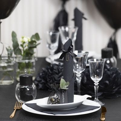 Decoraciones para mesa en negro con flores de papel