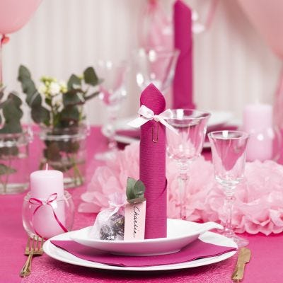 Decoraciones para mesa en rojo claro con flores de papel
