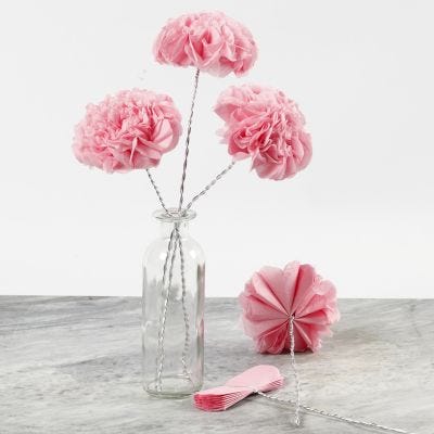 Flores de papel de pañuelo en un alambre de bonsai.