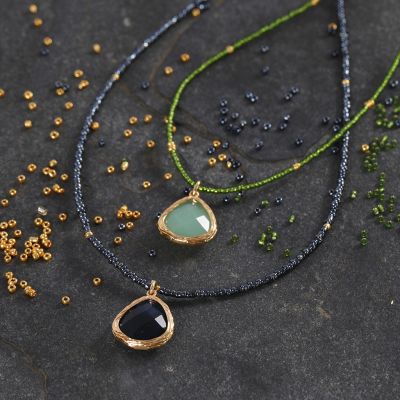 Collar de rocalla con colgante de piedra de cristal.