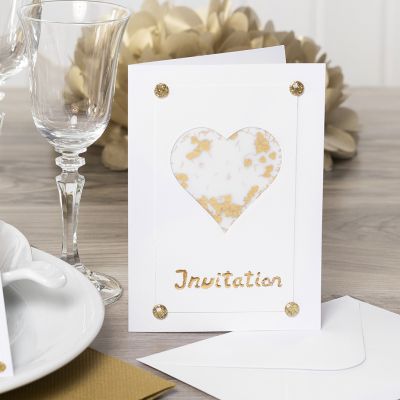 Una invitación decorada con un corazón de papel vellum