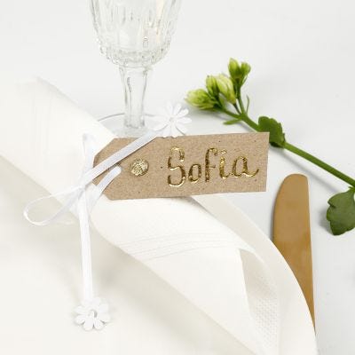 Una tarjeta de lugar de una etiqueta de manilla decorada con papel de aluminio
