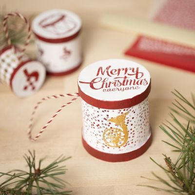Un tambor de una caja decorada con pintura para manualidades