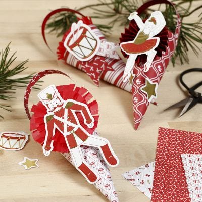 Conos decorados con rosetas y recortables de cartulina del cuento del Cascanueces.