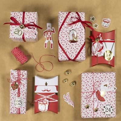 Envoltorio de regalos de Navidad con pegatinas de Cascanueces y figuras troqueladas de cartulina