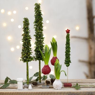 Árboles de Navidad y decoraciones navideñas de verdor real decorados con cuentas de vidrio minis.