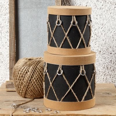 Cajas de papel mâché decoradas como tambores con papel imitación cuero