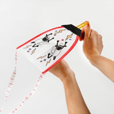 Una cometa de La oveja Shaun decorada con rotuladores textiles