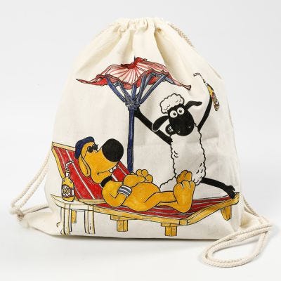 Una bolsa de cordón de la Oveja Shaun decorada con rotuladores textiles.
