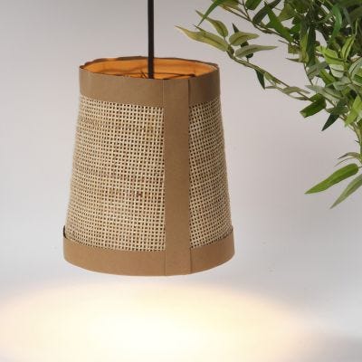 Una pantalla de lámpara hecha a partir de papel imitación cuero y rattan.