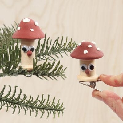 Hongo venenoso hecho de bobinas decoradas con Silk Clay y ojos móviles 