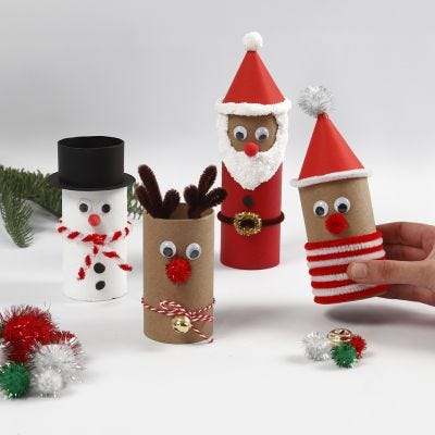 Figuras navideñas de tubos de cartón con decoraciones 