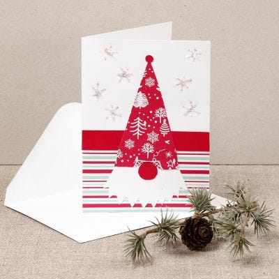Una felicitación de Navidad con un duende curioso hecho a partir de papel de diseño. 