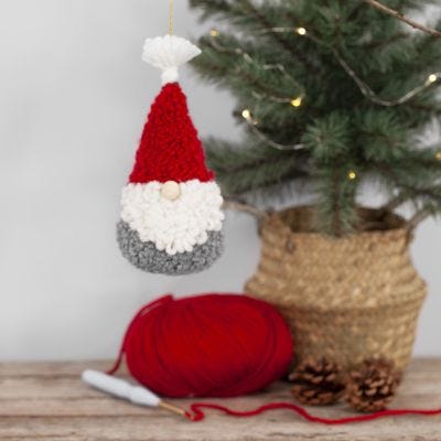 Una decoración colgantes de duende bordado con una aguja de punzón