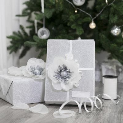 Envoltura de regalo decorada con una flor de papel de seda