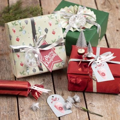 Envoltura de regalo con decoraciones navideñas