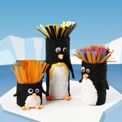 Tubos de cartón decorados como pingüinos 