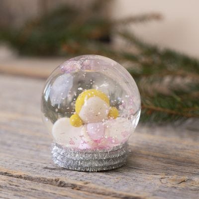 Un globo de nieve con un ángel hecho de Fimo