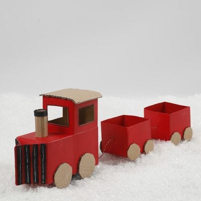Un tren de Navidad de cartones de leche/jugo y cartón reciclado