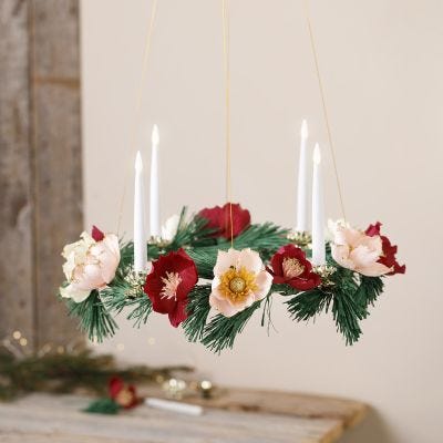 Una corona de Adviento con flores de papel crepe