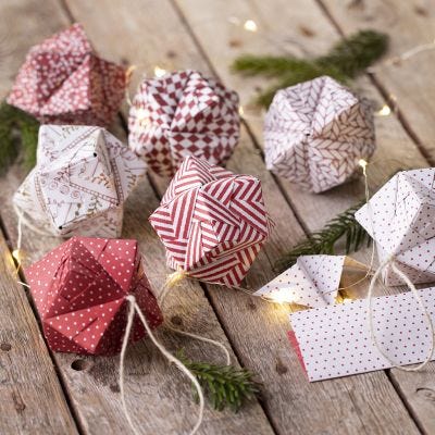Una bola de Navidad de origami doblada de papel de origami