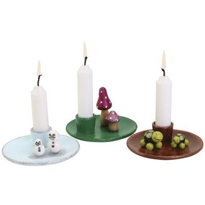 Candelabros encantadores con figuras pequeñas