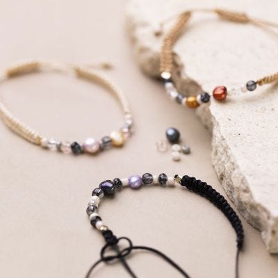 Pulseras anudadas con perlas de agua dulce