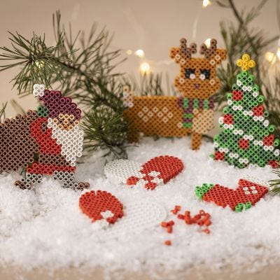 Figuras navideños hechos con cuentas ecológicas