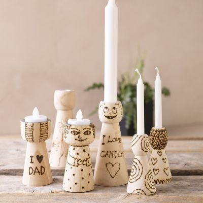Portavelas de madera con dibujos pirograbados