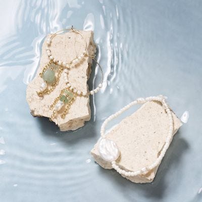 Aretes con piedras semipreciosas y brazalete a juego con perlas de agua dulce