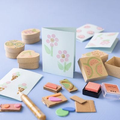 Estampados con sellos en tarjetas y cajas