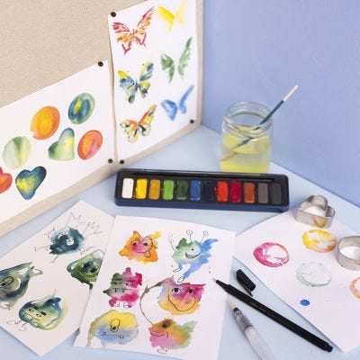 Pinta figuras imaginarias y mariposas con acuarelas