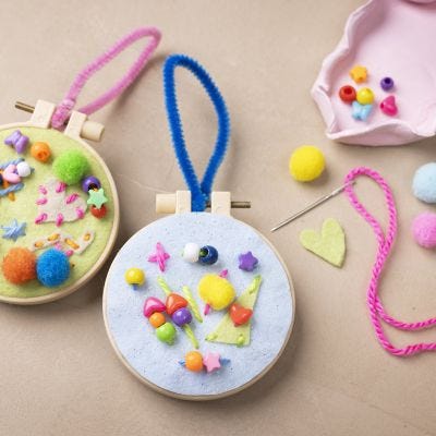 Decoración para colgar bordada con un diseño imaginativo