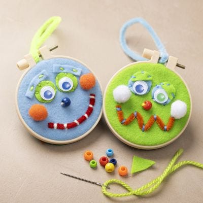 Decoración de bordado colgante con caras