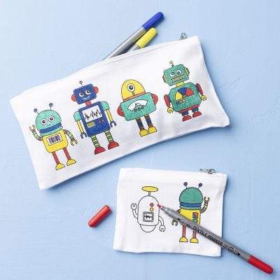 Estuche robot y monedero decorados con rotuladores textiles