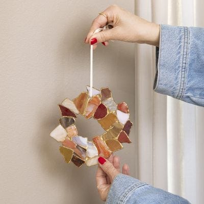Corona de cristal creada con la técnica Kintsugi