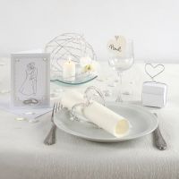 Invitación y decoraciones de mesa para una boda blanca