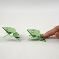 Rana de origami con ojos móviles
