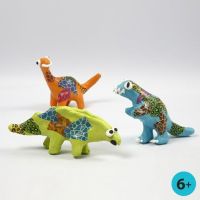 Dinosaurios de papel maché pintados y decorados con papel de decoupage