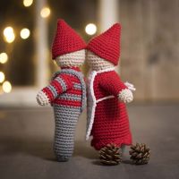 A kissing elf couple crocheted from maxi cotton yarn