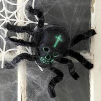 Una araña hecha de una calavera y limpia pipas para la decoración de Halloween