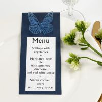 Una carta de menú azul con una mariposa troquelada