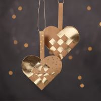 Cestas de corazón navideña tejida con papel imitación cuero de color natural y dorado.