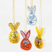 Conejos de Pascua de porcelana decorados con vidrio y rotuladores para porcelana.