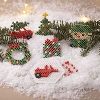 Coche de Navidad, árbol de Navidad, corona, elfo y regalo, todo hecho con cuentas ecológicas
