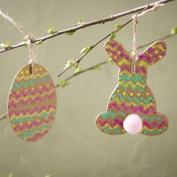 Huevo de Pascua y conejo de Pascua con pegamento con purpurina y pompones