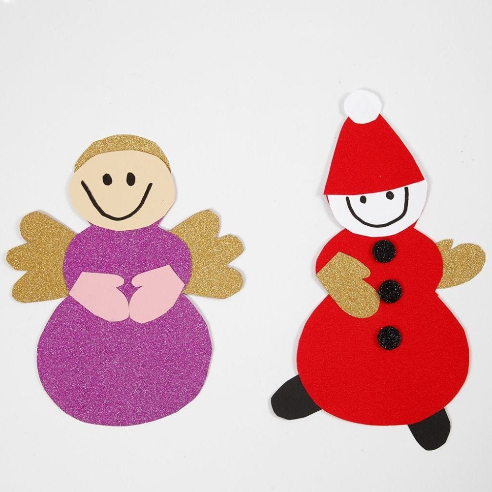 Un ángel y un duendecillo hecho con una plantilla y materiales de un kit de decoración Un ángel y un duendecillo hecho con una plantilla y materiales de un kit de decoración