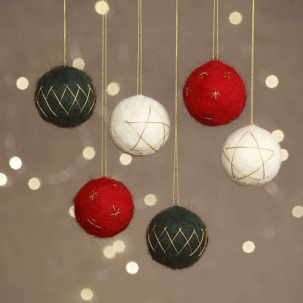 fieltro bolas de Navidad hechas de bolas de poliestireno decoradas con de oro | Guia
